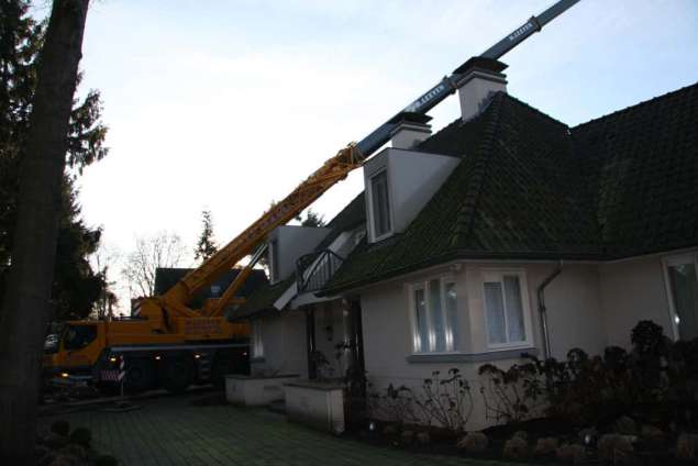 bomen rooien met telescoop kraan in Vught Brabant Tilburg hovenier